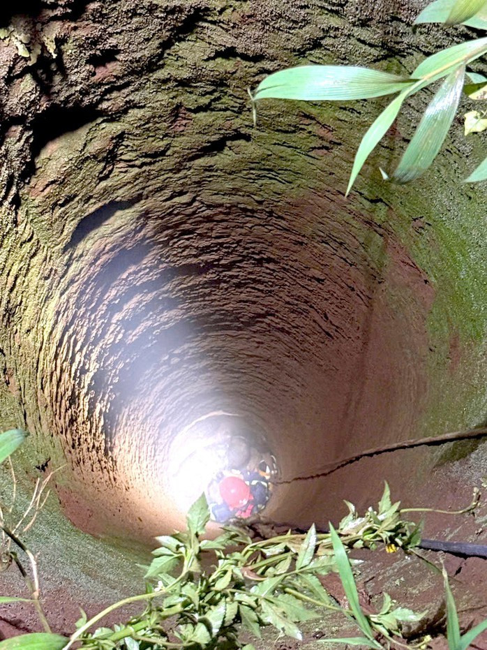 Lực lượng cứu hộ xuống giếng sâu cứu nạn nhân