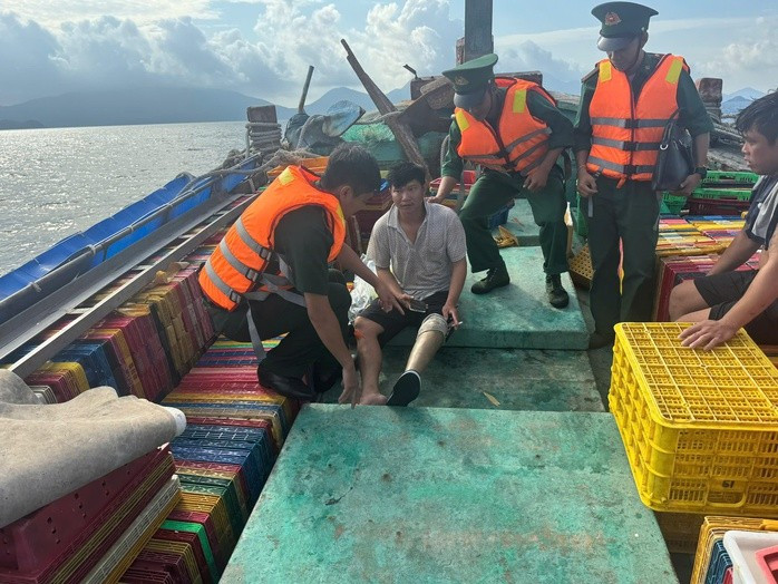 Một thuyền viên bị thương sau khi tàu cá đâm tàu hàng