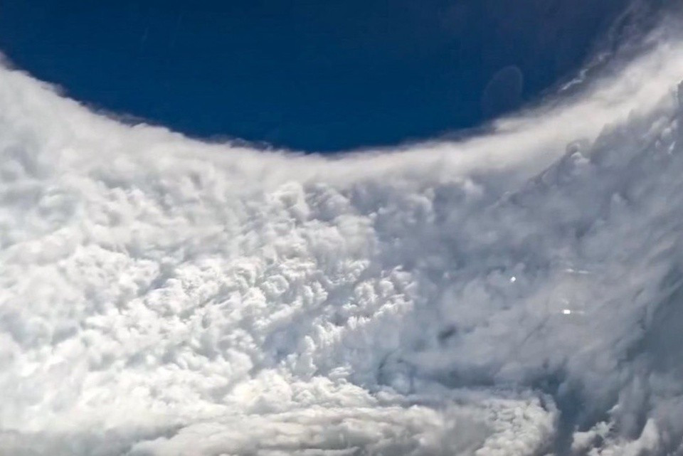 Hình ảnh bên trong mắt bão. Ảnh: Hurricane Hunters.