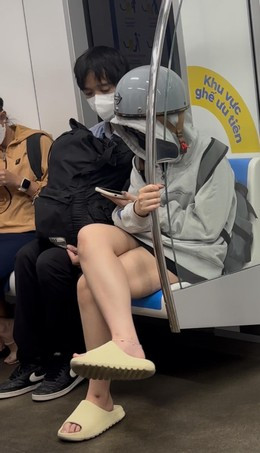 Lần thứ 2 đối diện với kẻ từng sàm sỡ mình trên tàu Metro, chị V. đã bí mật quay hình, chụp ảnh lại khi C. có hành vi sàm sỡ cô gái khác. Ảnh: T.L.