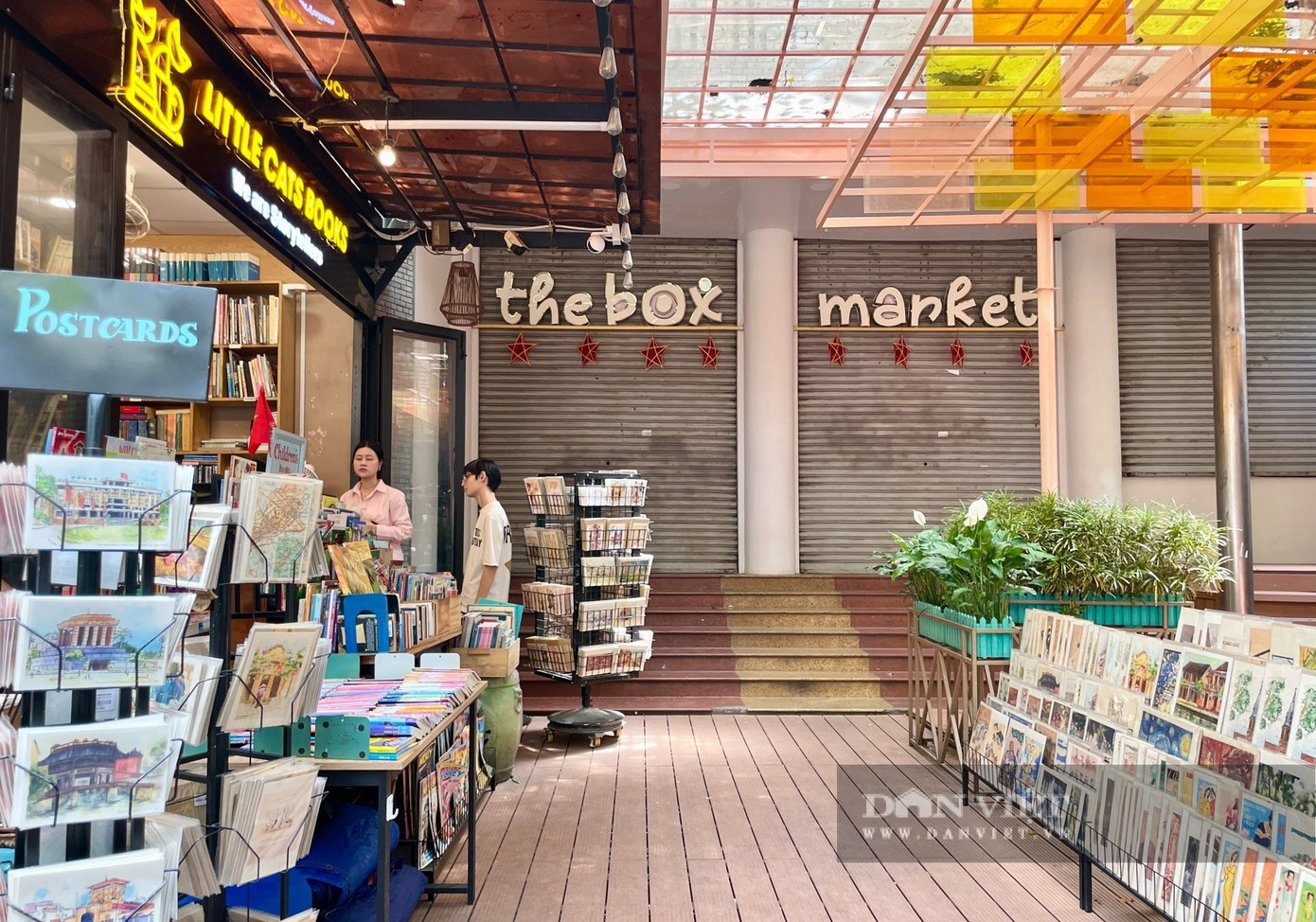 Cổng The Box Market hướng ra Đường sách Nguyễn Văn Bình ở vị trí quầy chuyên doanh sách cũ Little Cats Books cũng đóng cửa. Ảnh: Hồng Phúc