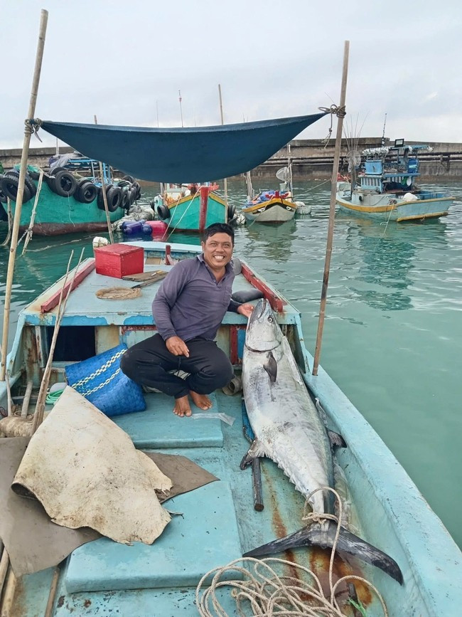 Ông Chín và con thu ngàn khủng câu được Ảnh: Lê Thành