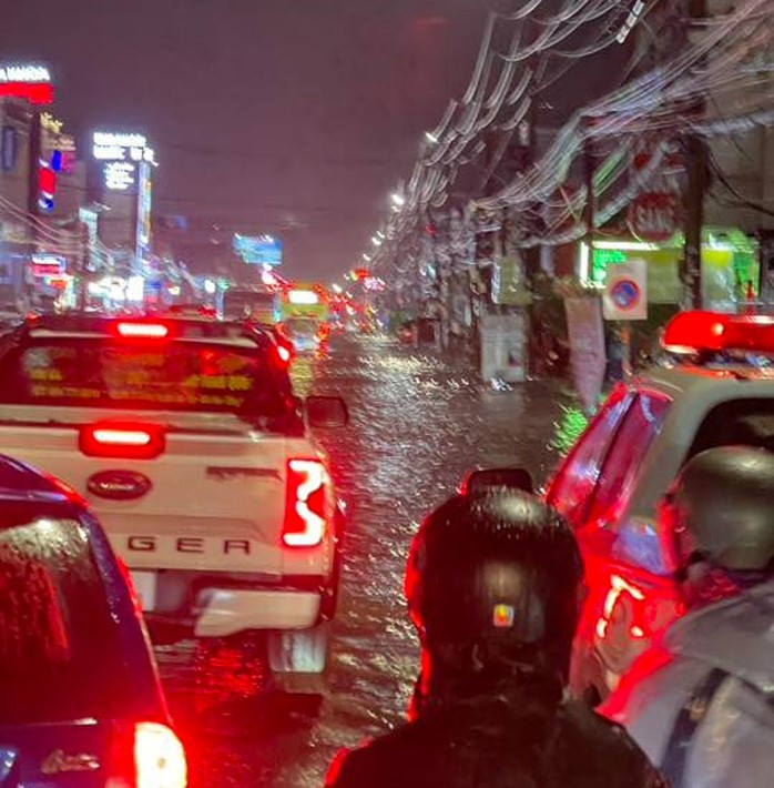 Đường phố mênh mông nước