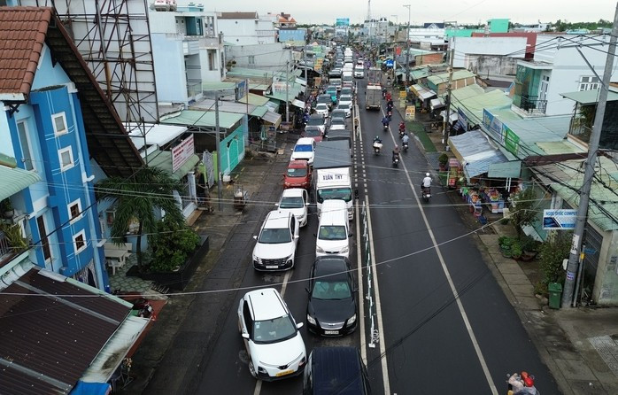 Phà Cát Lái dù hoạt động hết công suất vẫn không đáp ứng nổi.