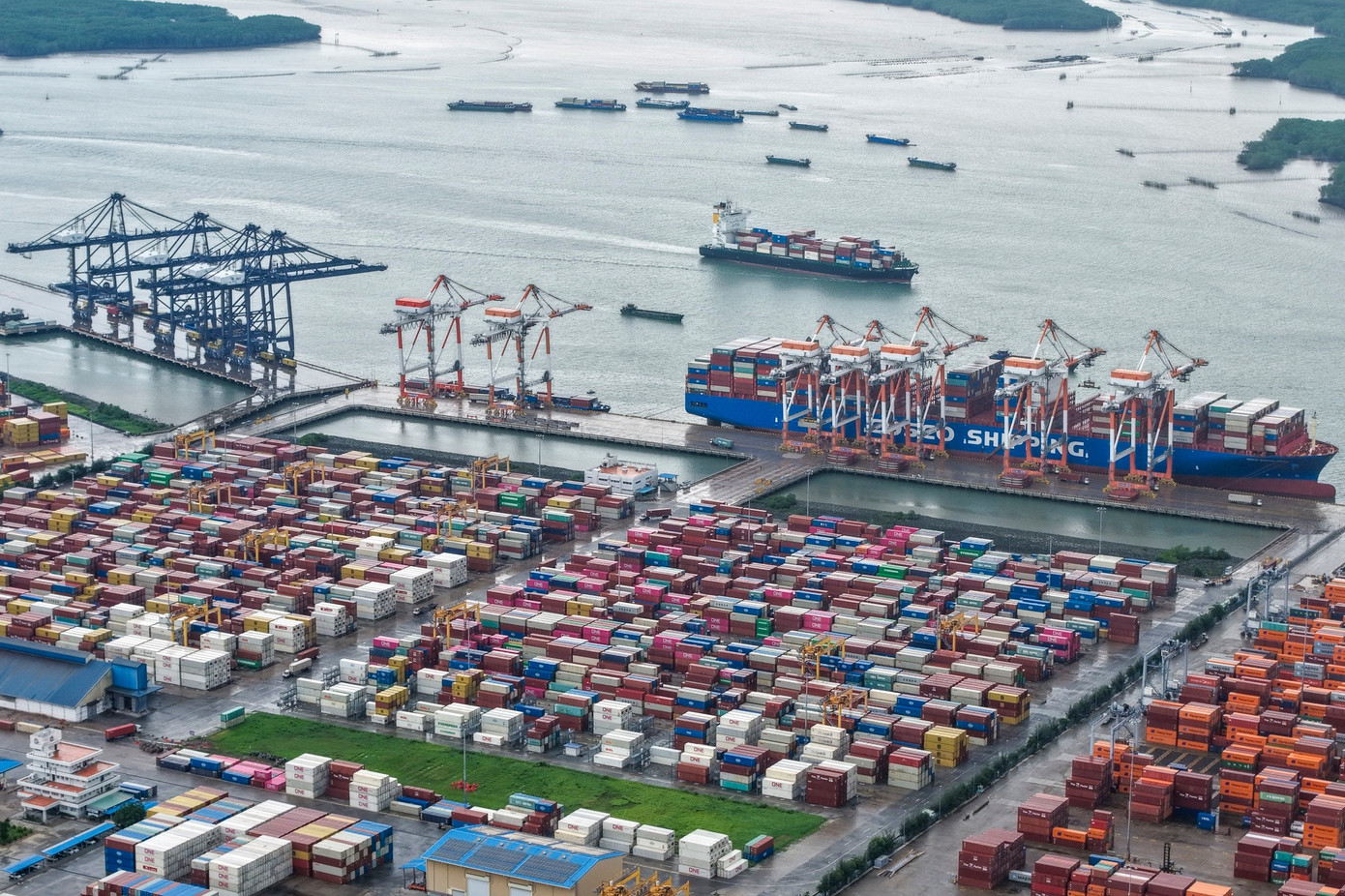 Cụm cảng có thể tiếp nhận các tàu container có trọng tải toàn phần lên đến hơn 230.000 tấn, thuộc nhóm 19 cảng nước sâu trên thế giới có khả năng đón các tàu siêu trường siêu trọng. Hồi tháng 3/2023, siêu tàu OOCL Spain lớn nhất thế giới với chiều dài gần 400 m, rộng 61,3 m, sức chứa 24.188 TEUs, trọng tải 225.000 tấn, đã cập cảng Germalink tại đây.