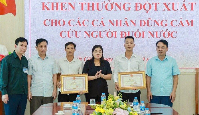 Bà Nguyễn Thị Loan, Phó Chủ tịch UBND tỉnh Thái Nguyên, trao Bằng khen và biểu dương sự dũng cảm của công dân Nguyễn Văn Dũng và Nguyễn Văn Đoán. Ảnh: Cổng TT tỉnh Thái Nguyên