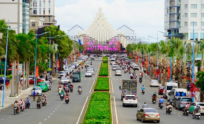 Dự án chỉnh trang đường Thùy Vân đã hoàn thành càng khiến du khách thích thú chụp ảnh