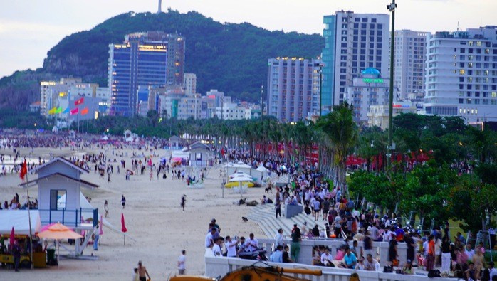 Trời về tối nhưng vẫn rất đông du khách vui chơi, tắm biển