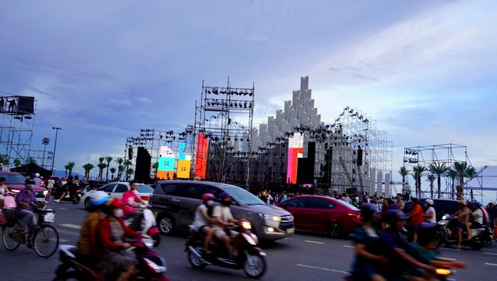 Nhiều tuyến đường xảy ra tình trạng kẹt xe, nhất là trên tuyến đường Thùy Vân