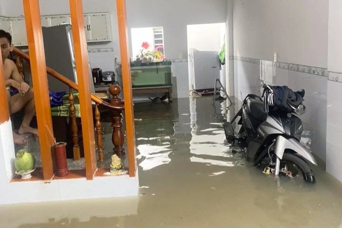 Nước tràn vào nhà dân ở phường Tam Hiệp