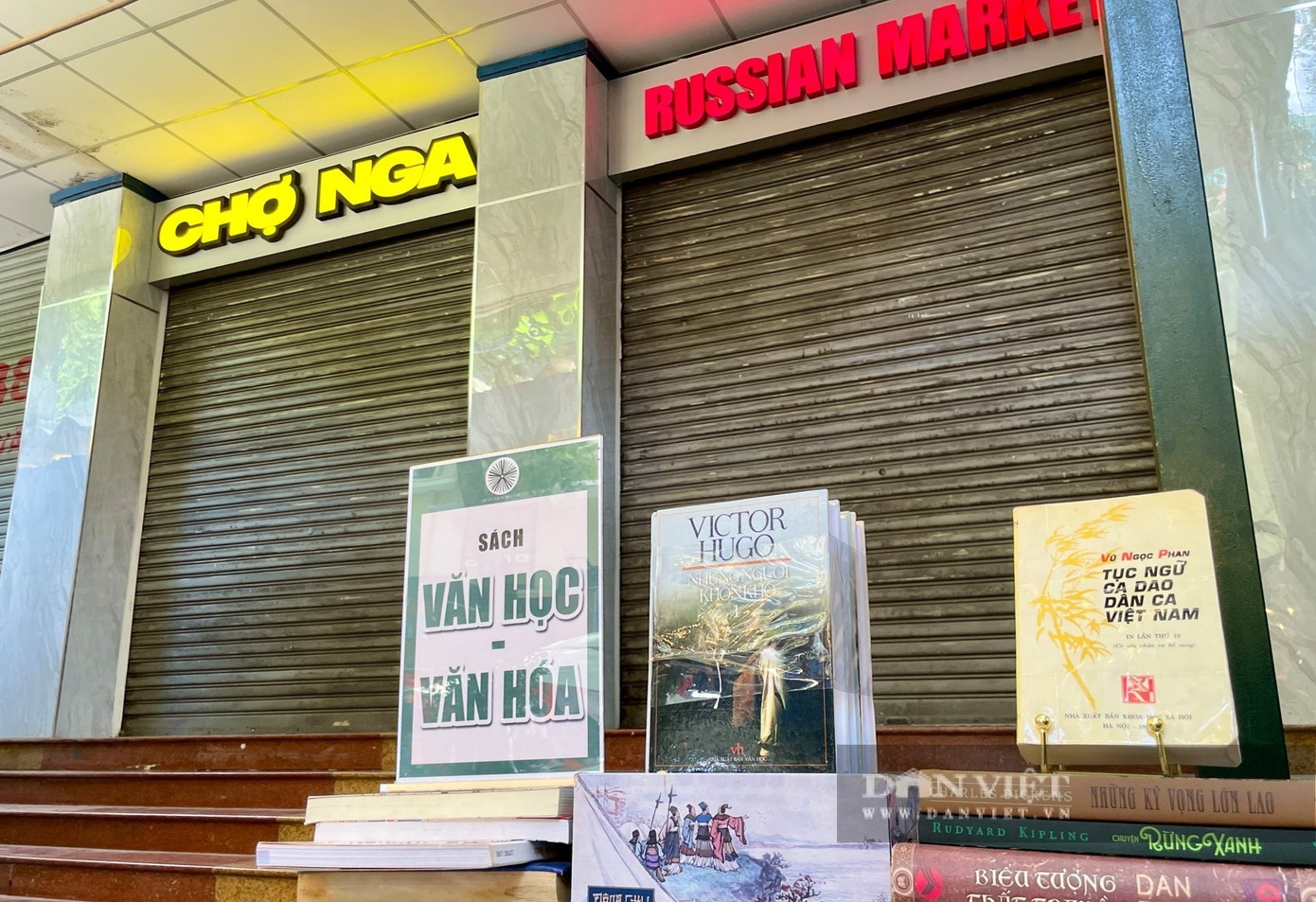 Cổng Chợ Nga hướng ra Đường sách Nguyễn Văn Bình ở vị trí Quán sách Mùa Thu đóng cửa. Ảnh: Hồng Phúc