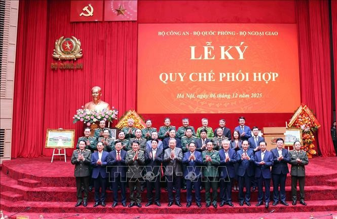 Tổng Bí thư Tô Lâm, Chủ tịch nước Lương Cường và Thủ tướng Phạm Minh Chính với các đại biểu. Ảnh: Phạm Kiên/TTXVN