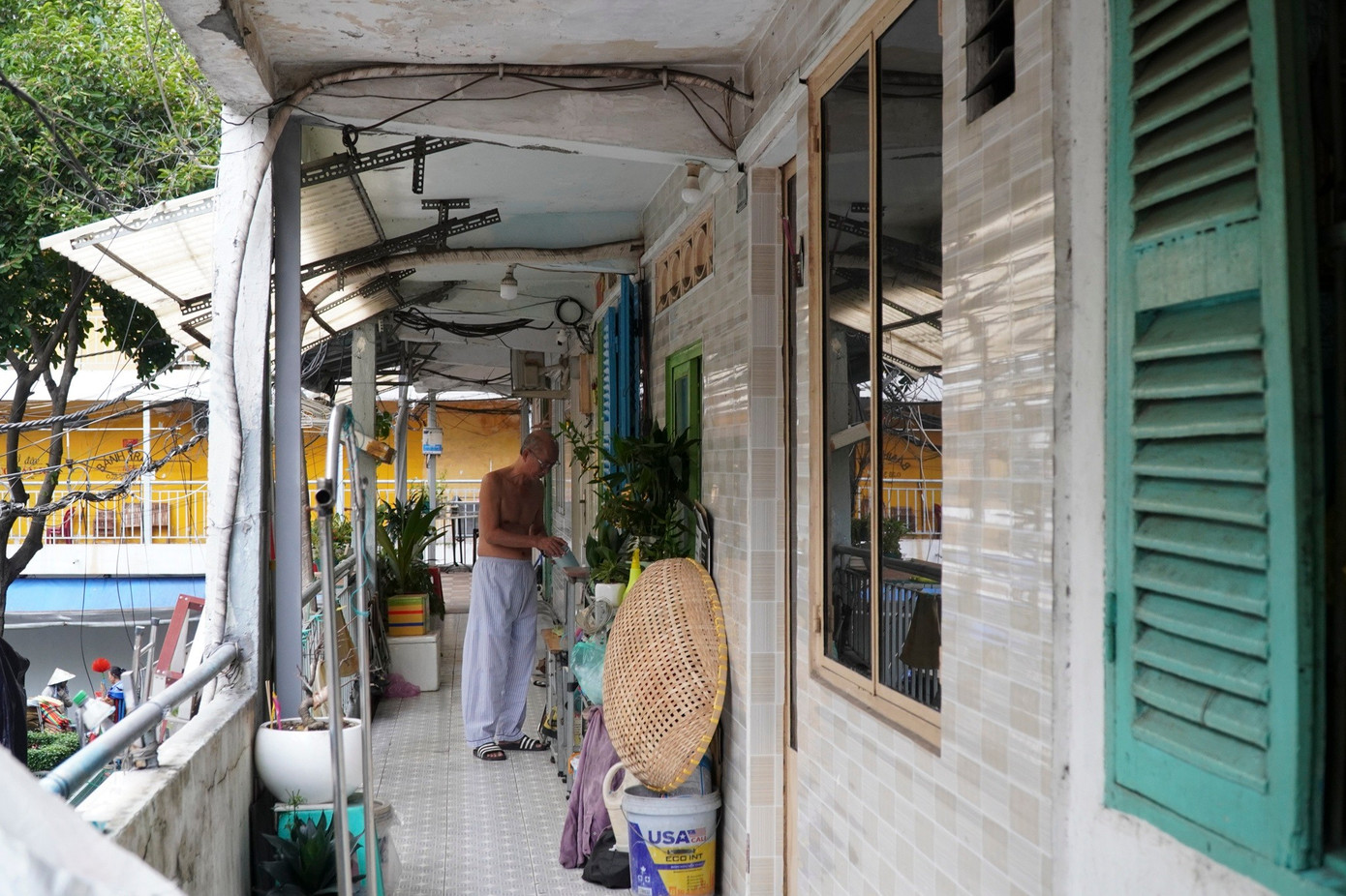 Tương tự, cư dân chung cư Tôn Thất Thuyết (lô A, B, C) cho biết thông tin về giải tỏa tòa nhà đã được thông báo 2-3 năm nay, họ vẫn chưa đồng ý rời khỏi. Người dân mong muốn được đền bù bằng tiền để mua nơi ở mới theo nhu cầu cá nhân thay vì bố trí tái định cư quá xa nơi ở cũ.