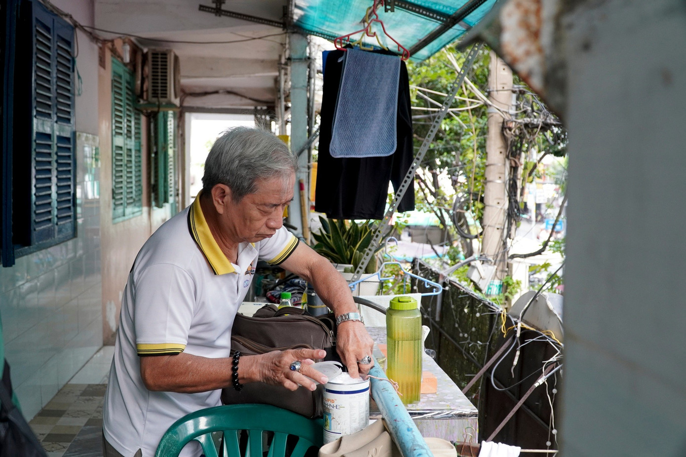Vợ chồng bà H.L sống 40 năm tại chung cư này cho biết không chỉ gia đình bà mà nhiều hộ dân ở đây đều có 2-3 thế hệ sống chung. Vì vậy, khi nhắc đến chuyện di dời, điều họ lo nhất vẫn là mức đền bù và việc tìm được chỗ ở mới đủ rộng cho cả gia đình.