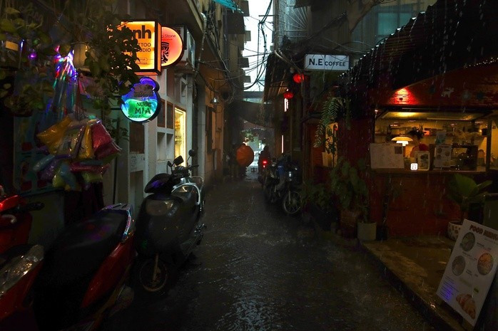 Đường vào nhiều con hẻm ở TPHCM trở nên tối sầm vì mưa lớn