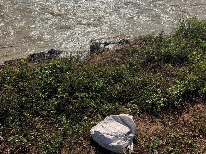 Cặp sách của em L.T.M.T. được tìm thấy trên bờ sông, cách nhà 80 km