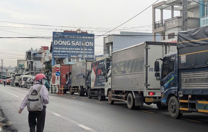 Dòng xe ùn ứ chờ lên phà.