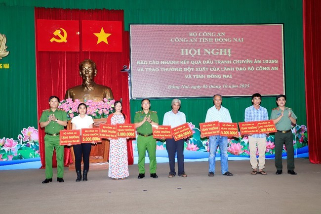 Thượng tướng Nguyễn Văn Long - Thứ trưởng, Thủ trưởng Cơ quan CSĐT Bộ Công an trao thưởng các tập thể, cá nhân tham gia, hỗ trợ phá án