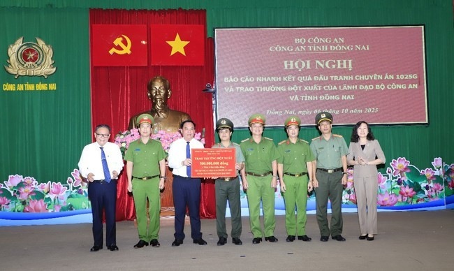 Ông Võ Tấn Đức – Phó Bí thư Tỉnh ủy, Chủ tịch UBND tỉnh Đồng Nai trao thưởng cho các tập thể, cá nhân tham gia phá án