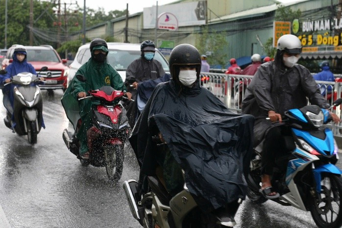 Mưa trút xuống TP HCM sáng nay khoảng 7 giờ