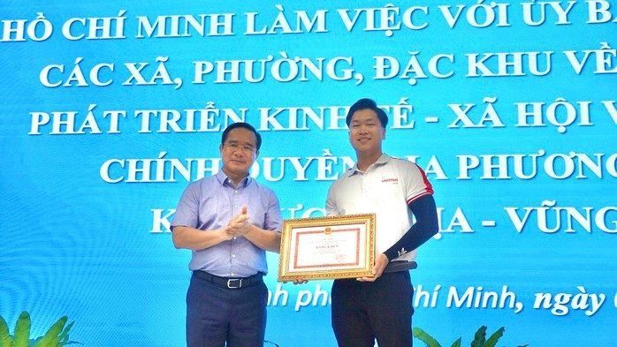 Chủ tịch UBND TPHCM Nguyễn Văn Được trao bằng khen cho anh Cao Thành Đạt