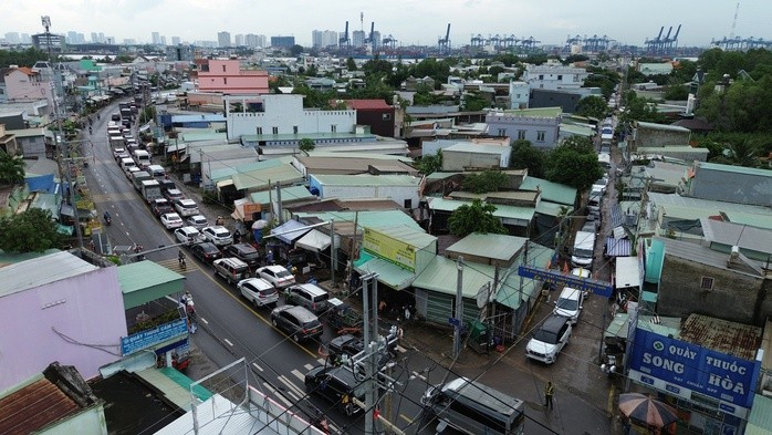 Phà Cát Lái ùn tắc từ sáng đến chiều.