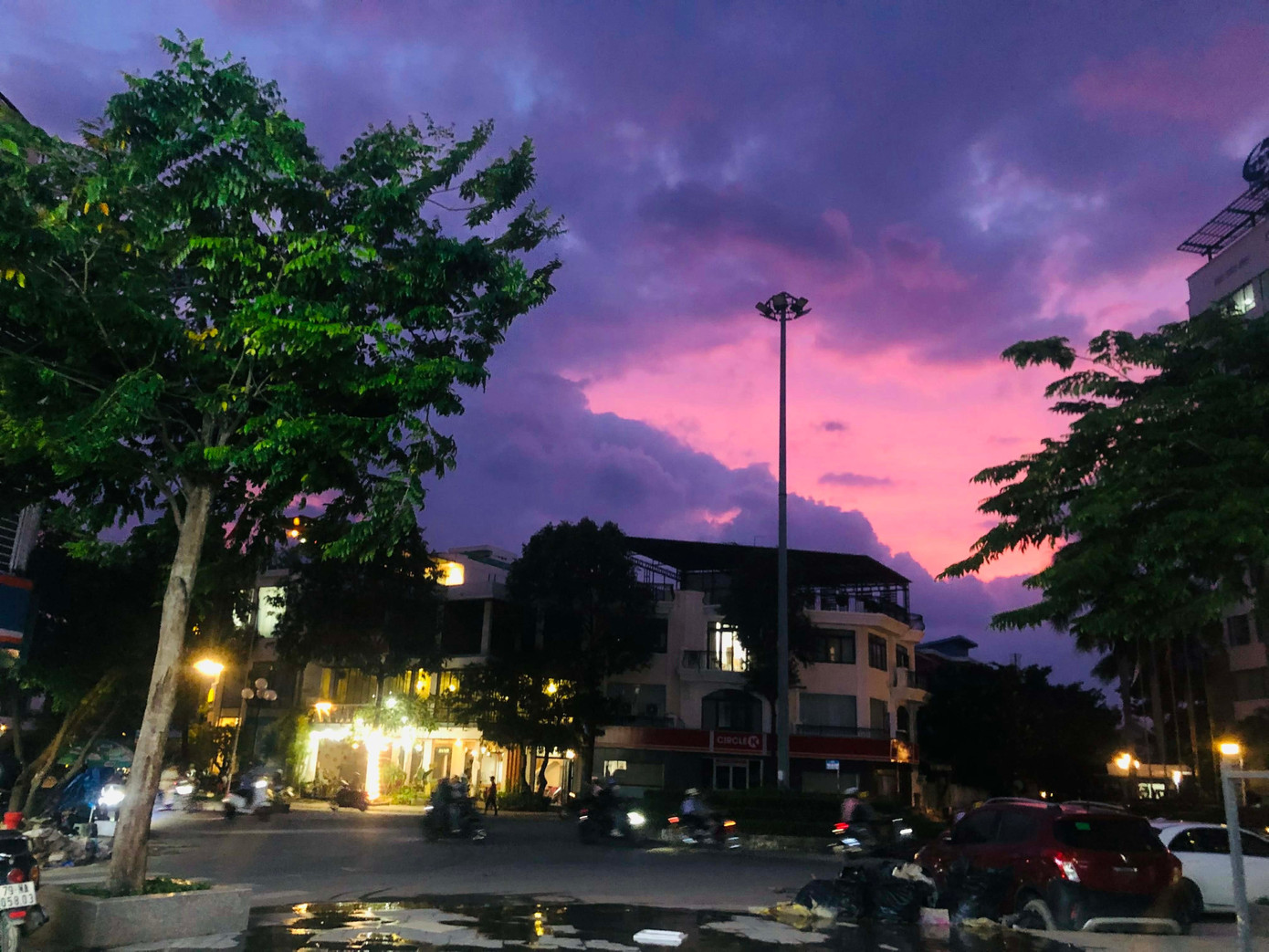 Hình ảnh bầu trời tím được chị Tuyến ghi lại lúc 17h30 ngày 25/11. Ảnh: NVCC.
