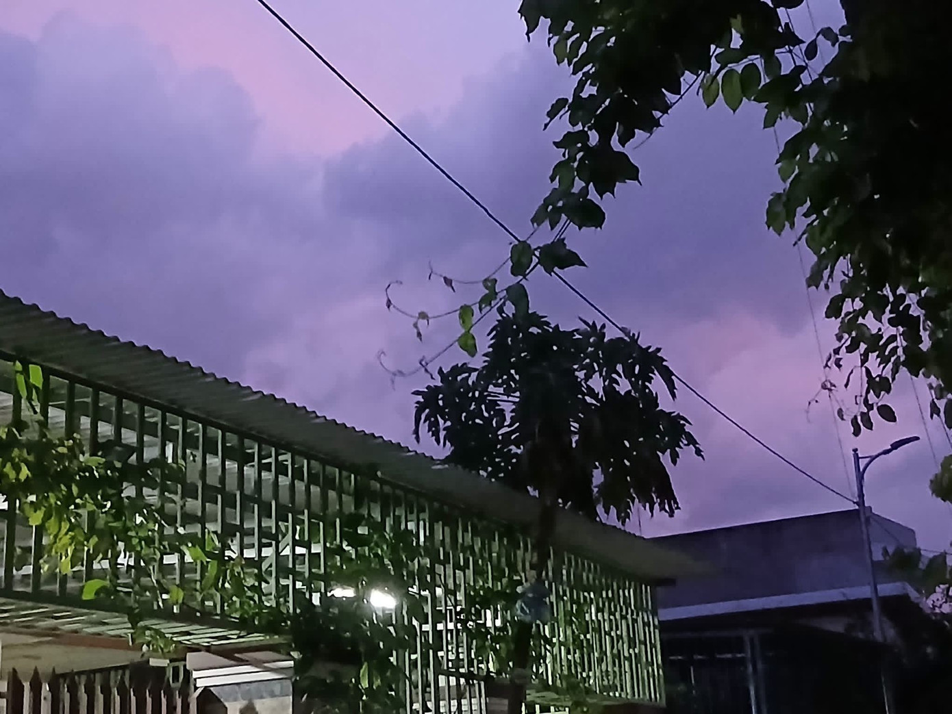 Hình ảnh bầu trời tím được chụp ở nhiều địa điểm khác nhau tại Khánh Hòa. Ảnh: Trần Thị Ngọc Huyền, Thiên Ngân.