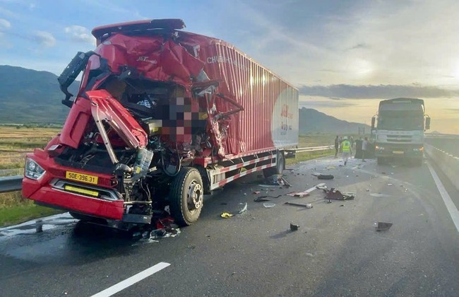 Hiện trường vụ tai nạn trên tuyến cao tốc Vĩnh Hảo - Phan Thiết. Ảnh: DT