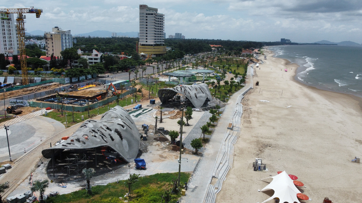 Bên cạnh tháp, một số công trình khác như sân bóng rổ, 5 vị trí hầm đi bộ kết nối từ khu khách sạn, nhà vệ sinh, trạm dịch vụ công cộng, điểm vui chơi giải trí, tập thể thao... nằm trên 2 lô đất 165, 165A đường Thùy Vân, cũng đạt tỷ lệ hoàn thiện trên 85%. Ảnh: Hoàng Nhân.