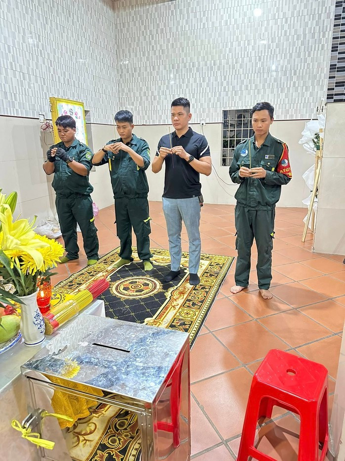 Hình ảnh anh em 117 và mạng lưới tình nguyện viên Quốc lộ 51 giúp người dân gặp tai nạn giao thông đến chia buồn, động viên gia đình nạn nhân