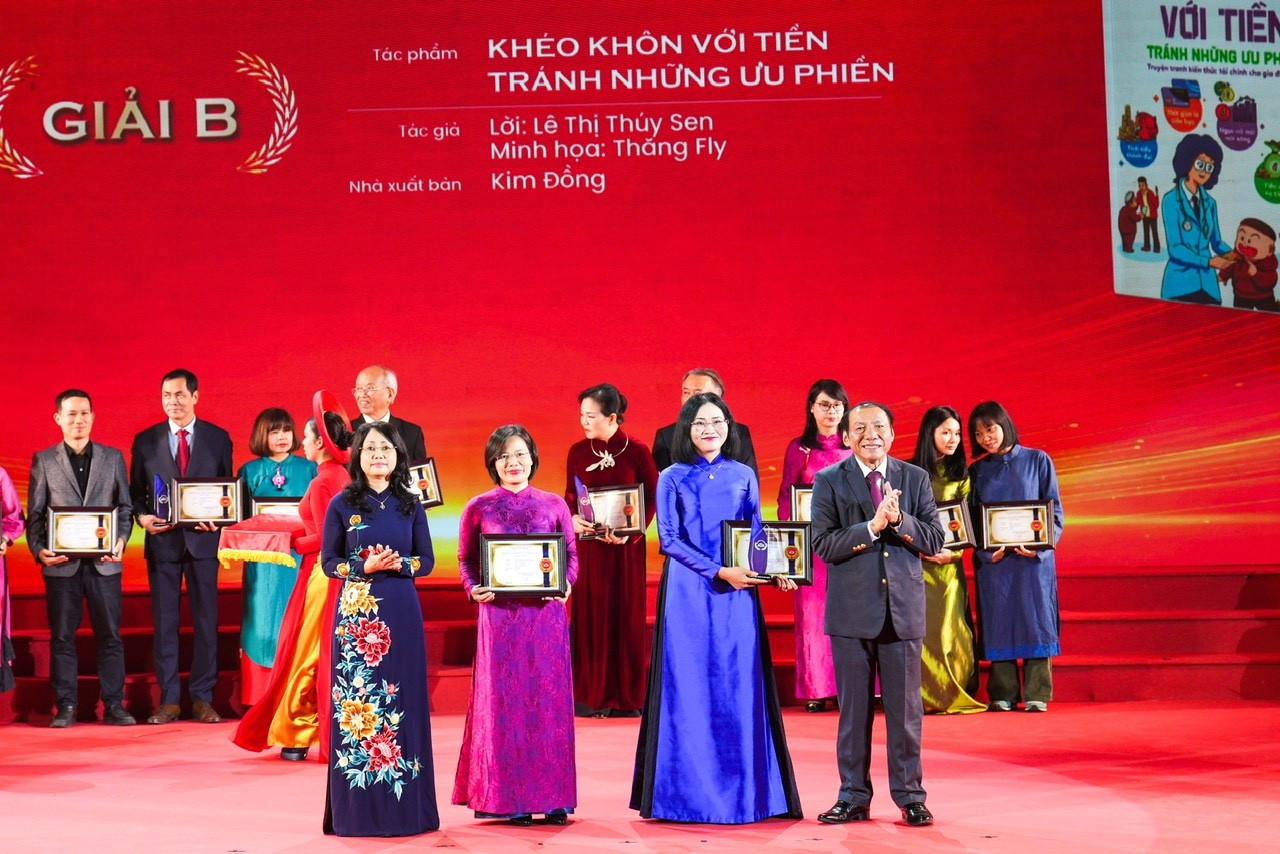 Tác giả Lê Thị Thúy Sen - Tổng biên tập Thời báo Ngân hàng (thứ 2 từ phải sang) nhận giải B cho cuốn "Khéo khôn với tiền – Tránh những ưu phiền"