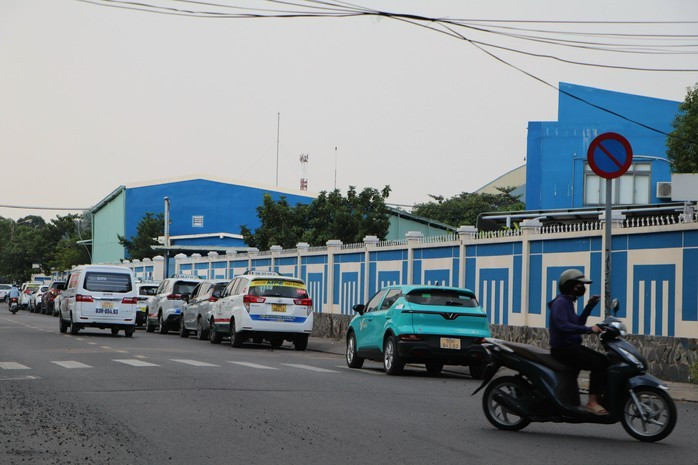 Nhiều ô tô đỗ sai quy định trên đường Đặng Văn Sâm, phường Tân Sơn Hòa, TPHCM