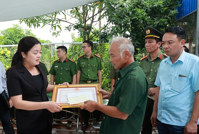 Bà Nguyễn Thị Loan, Phó Chủ tịch UBND tỉnh Thái Nguyên, thăm hỏi động viên và trao Bằng khen của Chủ tịch UBND tỉnh truy tặng ông Phan Văn Thành cho gia đình. Ảnh: Cổng TT tỉnh Thái Nguyên