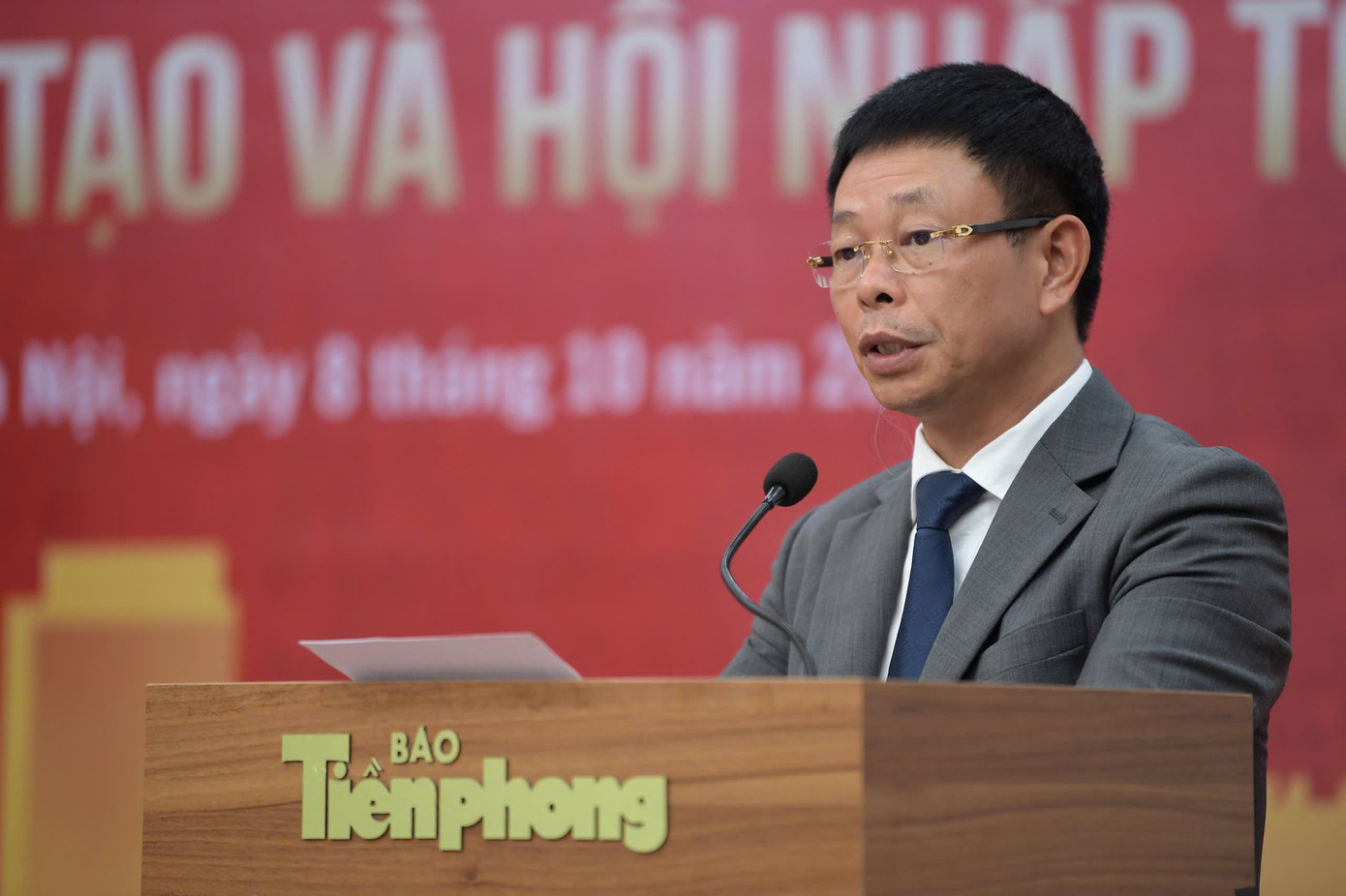 Tổng Biên tập Báo Tiền Phong Phùng Công Sưởng phát biểu tại tọa đàm.