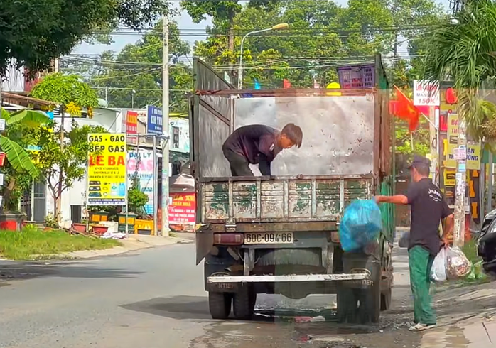 Thu gom rác sinh hoạt (Ảnh minh hoạ)