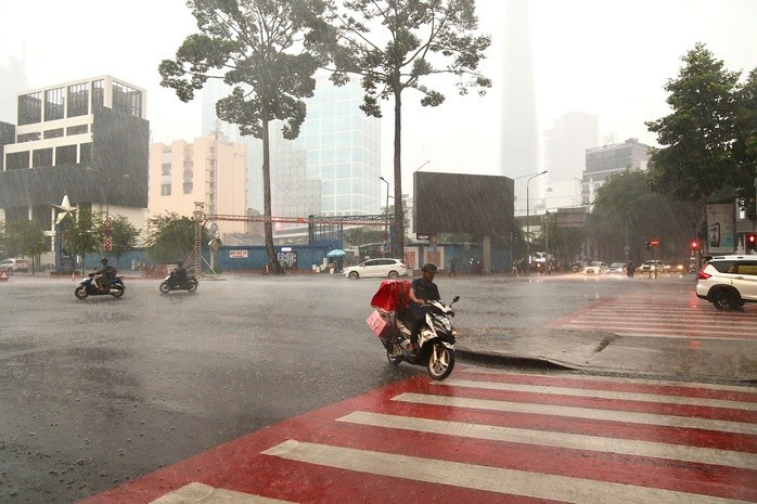 Khu vực quận trung tâm mưa lớn kéo dài từ đầu giờ chiều