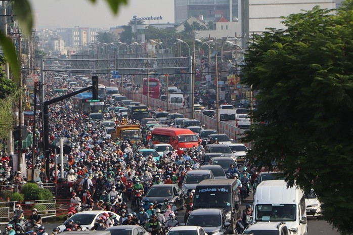 Ùn tắc giao thông nghiêm trọng trên Quốc lộ 13.