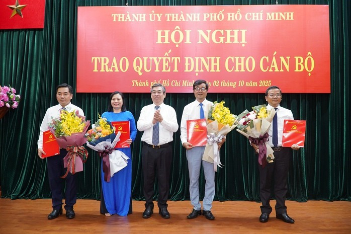 Phó Bí thư Thành ủy, Chủ tịch Ủy ban MTTQ Việt Nam TP HCM Nguyễn Phước Lộc trao quyết định và tặng hoa chúc mừng các cán bộ