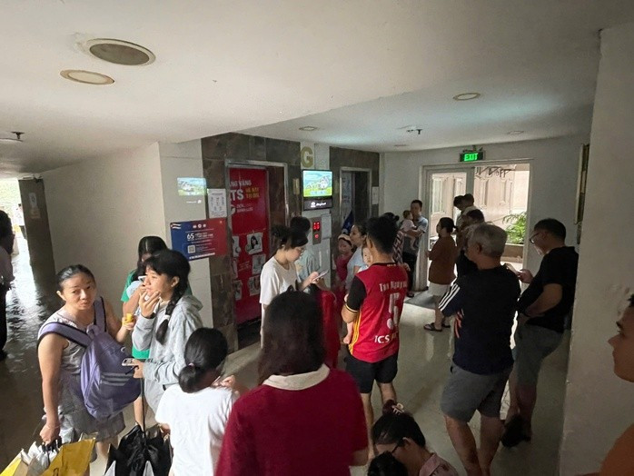 Nhiều cư dân thoát theo lối cầu thang bộ.