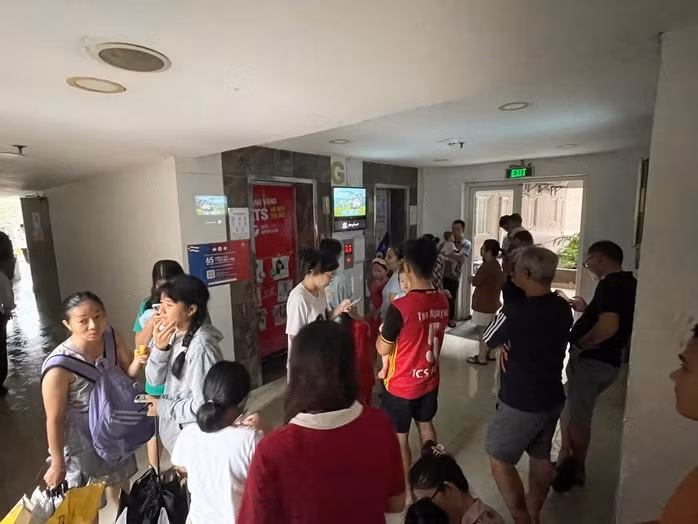 Nhiều cư dân thoát theo lối cầu thang bộ.