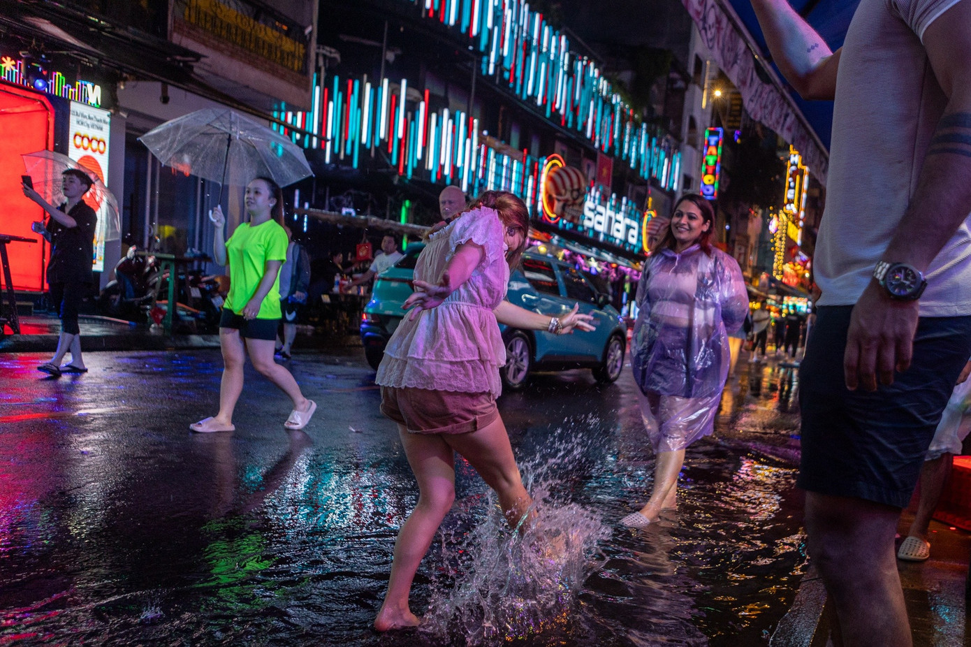 Cảnh tượng nước ngập ở Bùi Viện khiến nhiều du khách ngoại quốc tỏ ra thích thú. Từng nhóm người rủ nhau mặc áo mưa, lội nước đi dạo khắp phố đi bộ. Chị Amelia (26 tuổi, người Canada) hào hứng nghịch nước sau vài ngụm bia. "Đây là một trải nghiệm kì lạ mà tôi sẽ không quên được", chị nói.