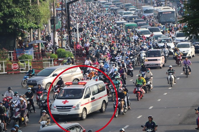 Xe cứu thương mất cả 10 phút để vượt qua dòng xe.