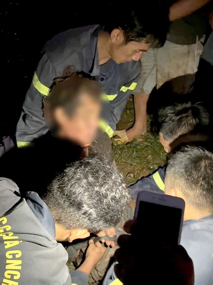 Nạn nhân được "giải cứu" lên bờ và sơ cứu ban đầu