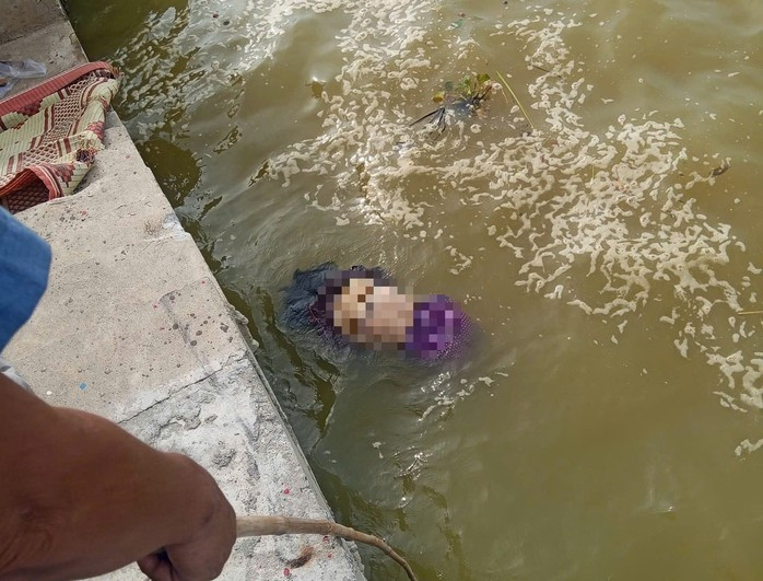 Thi thể nữ được phát hiện trong tư thể nằm sấp, nổi trên mặt nước tại khu vực neo đậu tàu thuyền thuộc bến số 2 Cảng cá Thuận An. Ảnh: Quốc Văn.