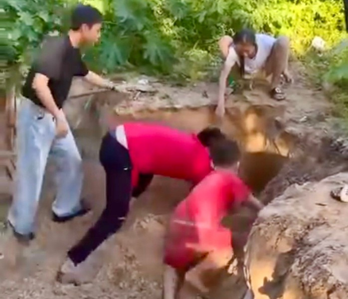 Tài xế Tí Hon cùng du khách và nhóm bạn cũng thi nhau bới cát tìm đứa bé 11 tuổi bị vùi lấp bên dưới