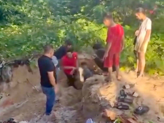 Khoảnh khắc cứu được bé trai lên khiến mọi người thở phào