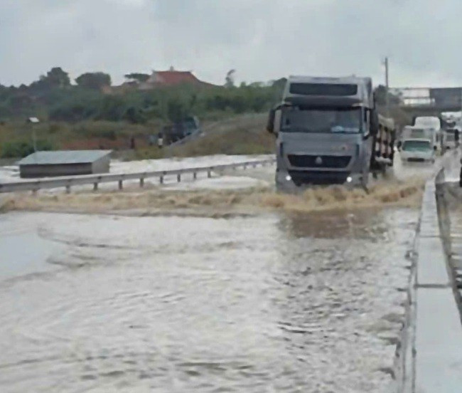 Vị trí ngập tại km 25 của tuyến cao tốc Phan Thiết - Dầu Giây