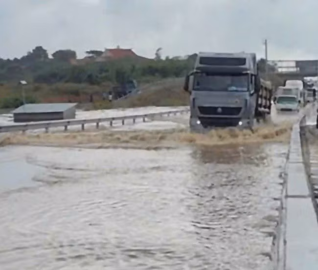 Vị trí ngập tại km 25 của tuyến cao tốc Phan Thiết - Dầu Giây