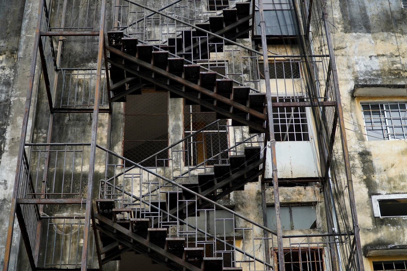 Lối cầu thang lên các tầng đã bị khóa. Trước đây, từng có nhiều nhà đầu tư được lựa chọn xây mới, nhưng do nhiều nguyên nhân không thể triển khai khiến nhà đầu tư rút lui.